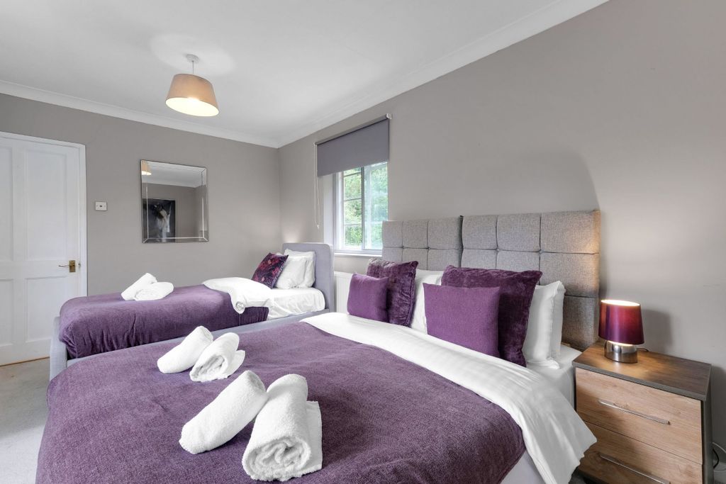 Additional image 4 of 5 bed detached house to rentMarlow Hill, High Wycombe HP11