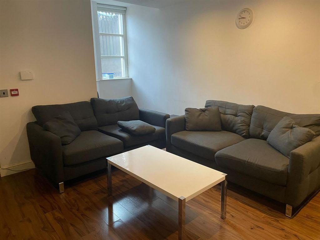 4 bed flat to rentHyde Terrace, Leeds LS2 photo 3