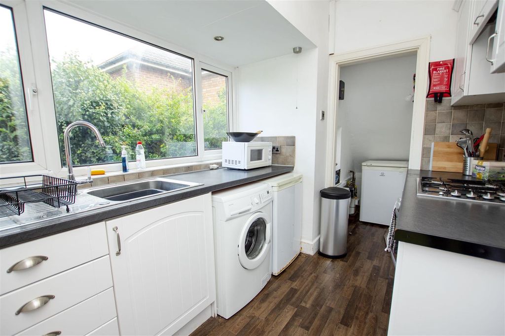 2 bed shared accommodation to rentTealby Grove, Birmingham, West Midlands B29 photo 3