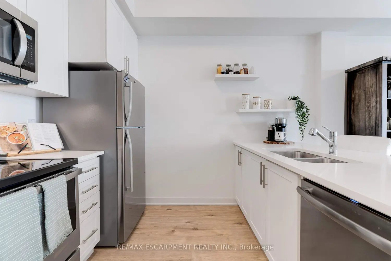 Additional image 4 of 590 North Service Road 46