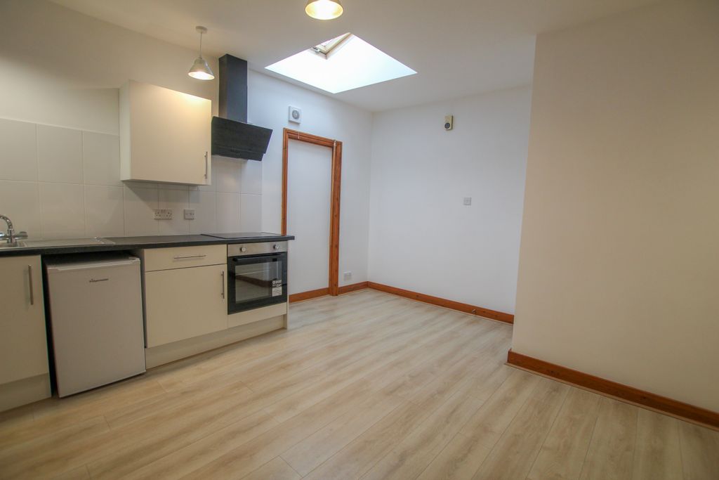 Additional image 3 of 2 bed flat to rentWest Street, Newbury RG14