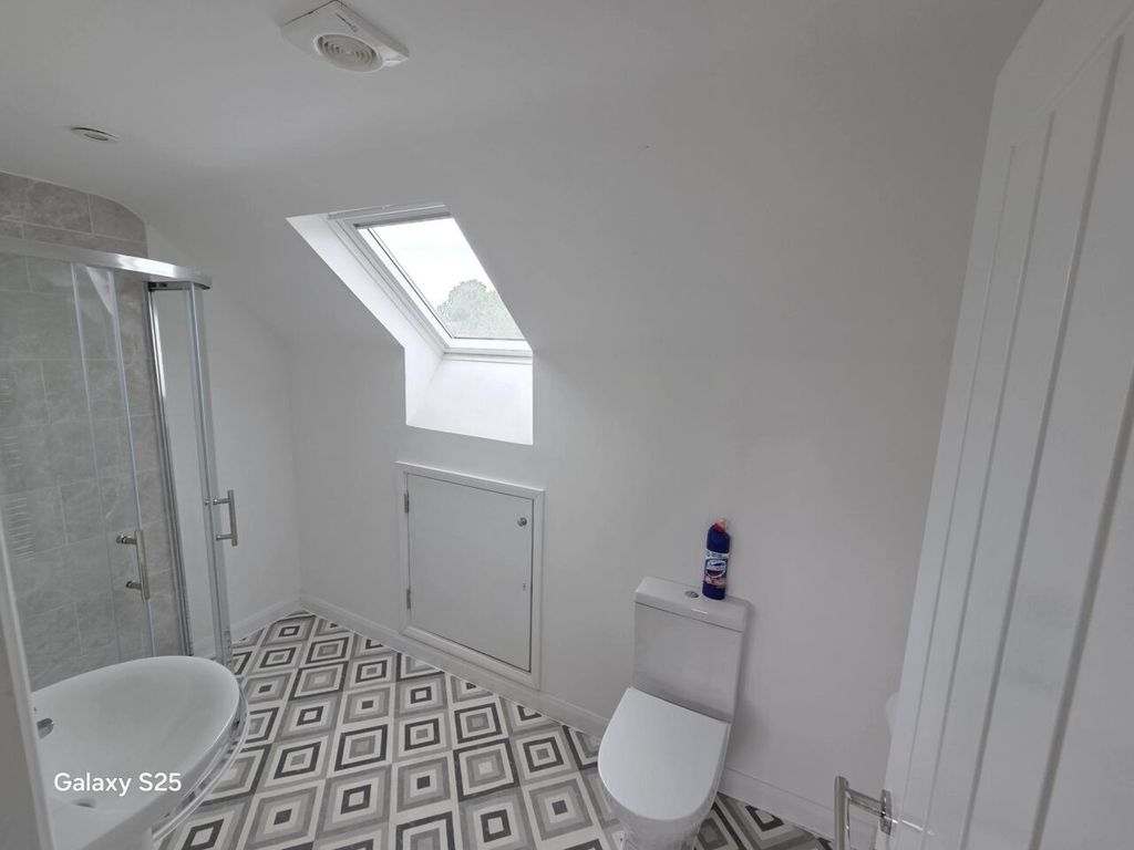 Additional image 6 of 4 bed detached house to rentFieldgate Road, Luton, Bedfordshire LU4