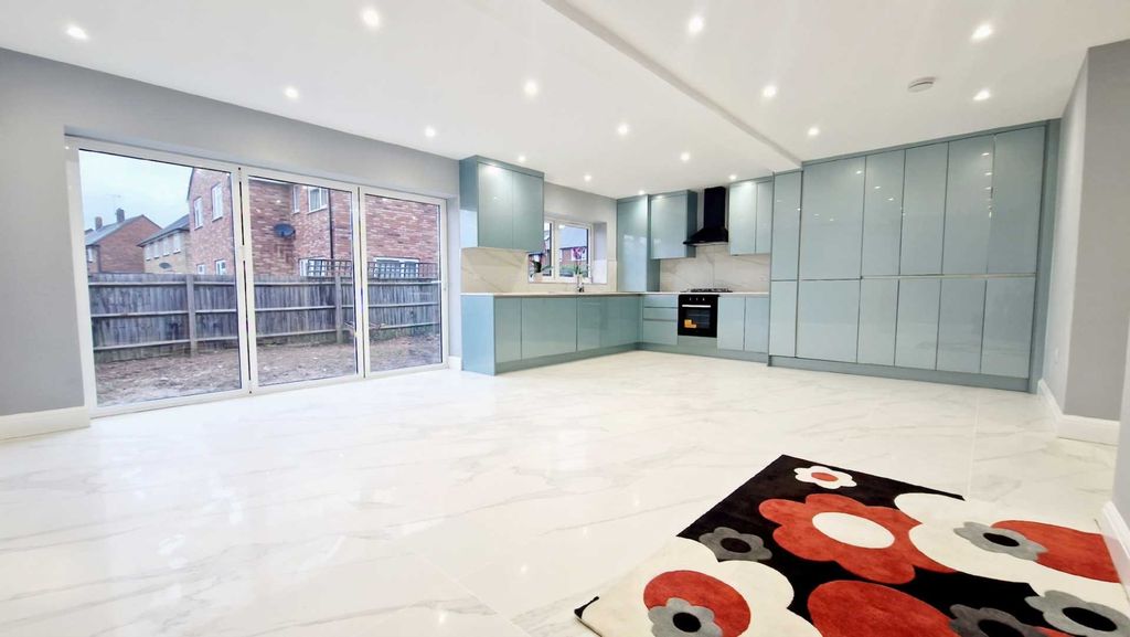 Additional image 3 of 9 bed semi-detached house to rentRockley Road, Luton LU1