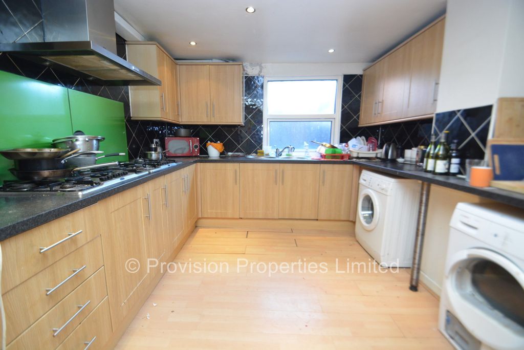 Additional image 2 of 8 bed terraced house to rentChestnut Avenue, Hyde Park, Leeds LS6