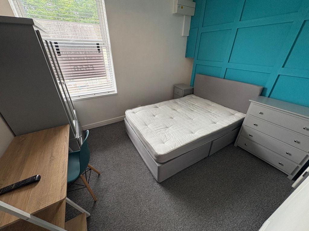 3 bed shared accommodation to rentSt. Helens Crescent, Swansea SA1 photo 3