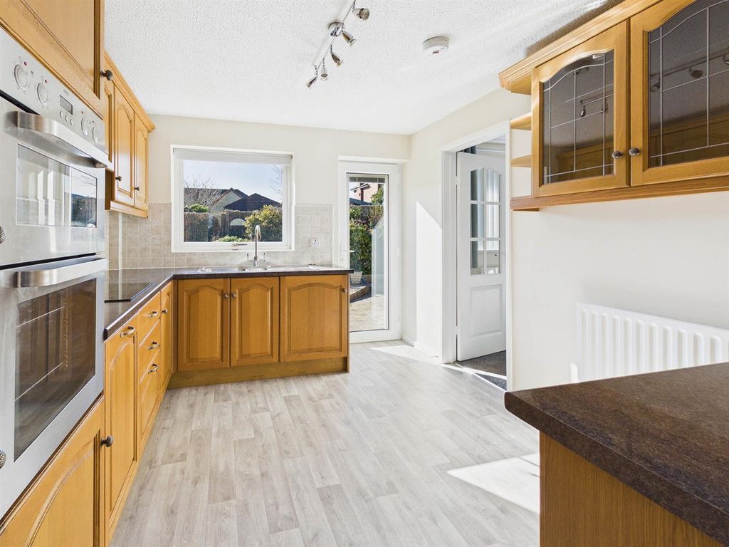 Additional image 7 of 3 bed detached bungalow to rentHillview Gardens, Ryall, Upton-Upon-Severn, Worcester WR8