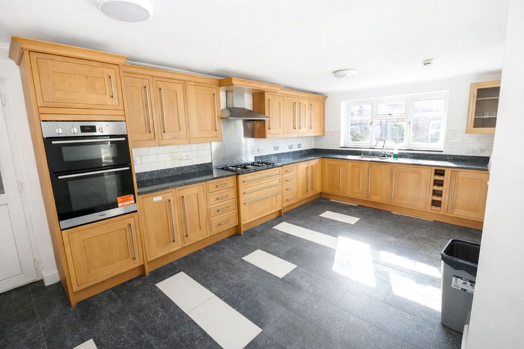 Additional image 2 of 9 bed detached house to rentSomerset Way, Iver SL0