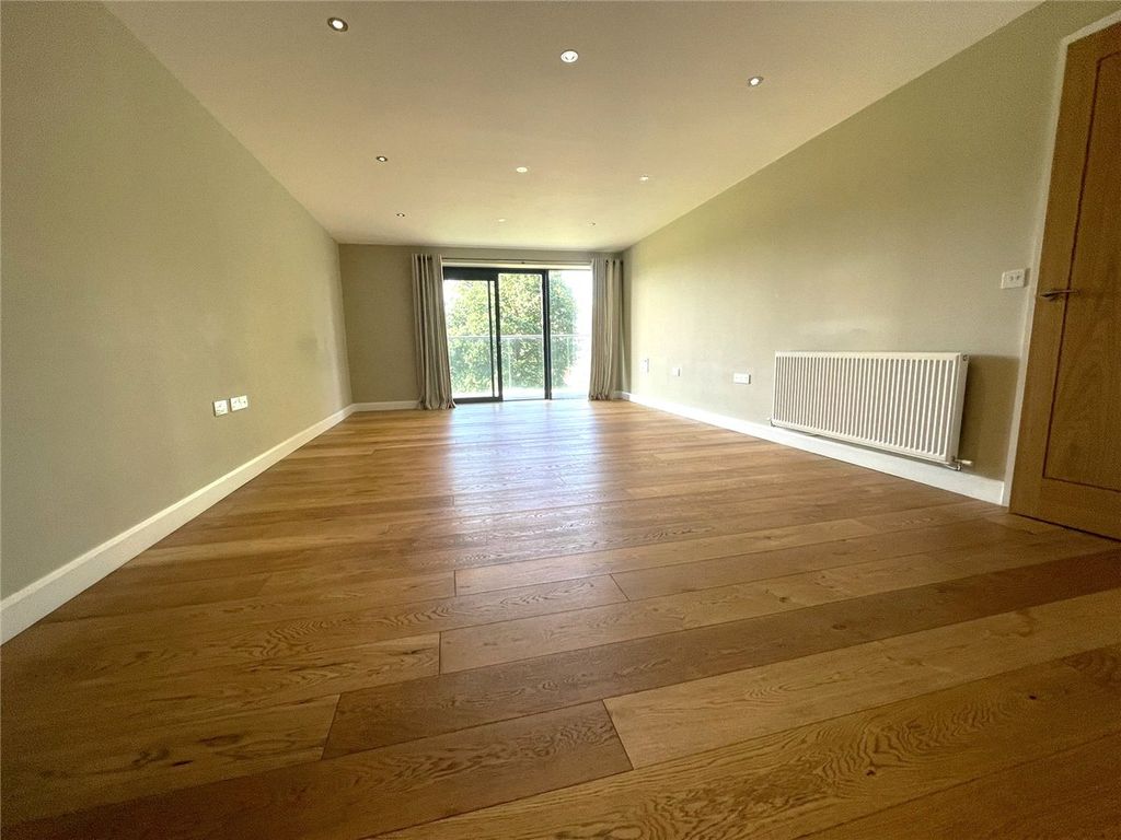 Additional image 3 of 2 bed flat to rentRacecourse Road, Newbury, Berkshire RG14