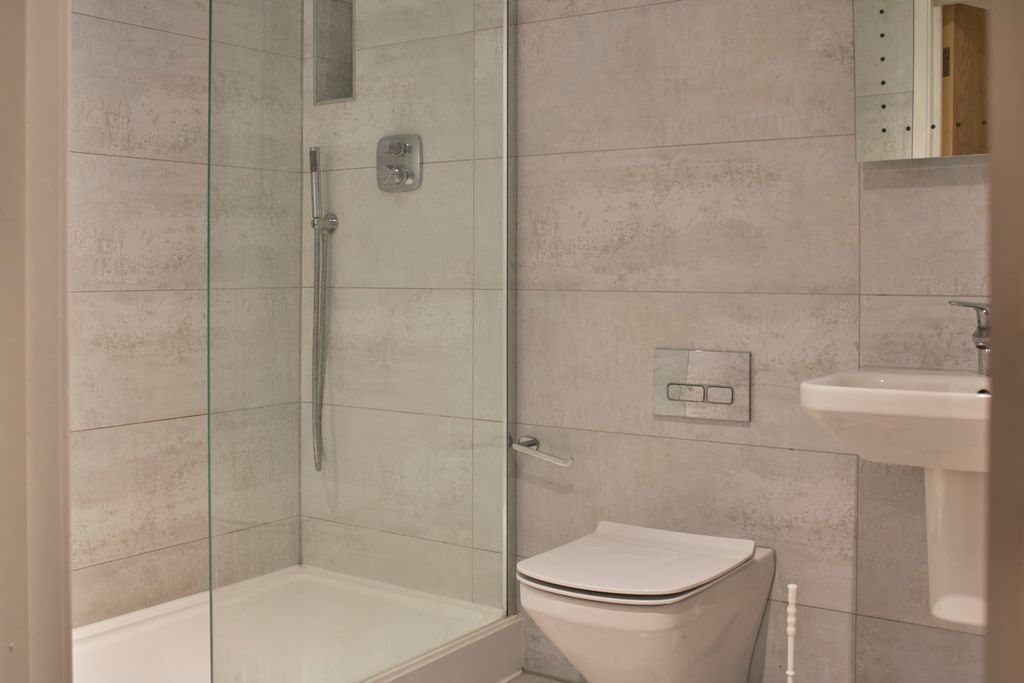 2 bed flat to rentSt. James's Parade, Bath BA1 photo 5