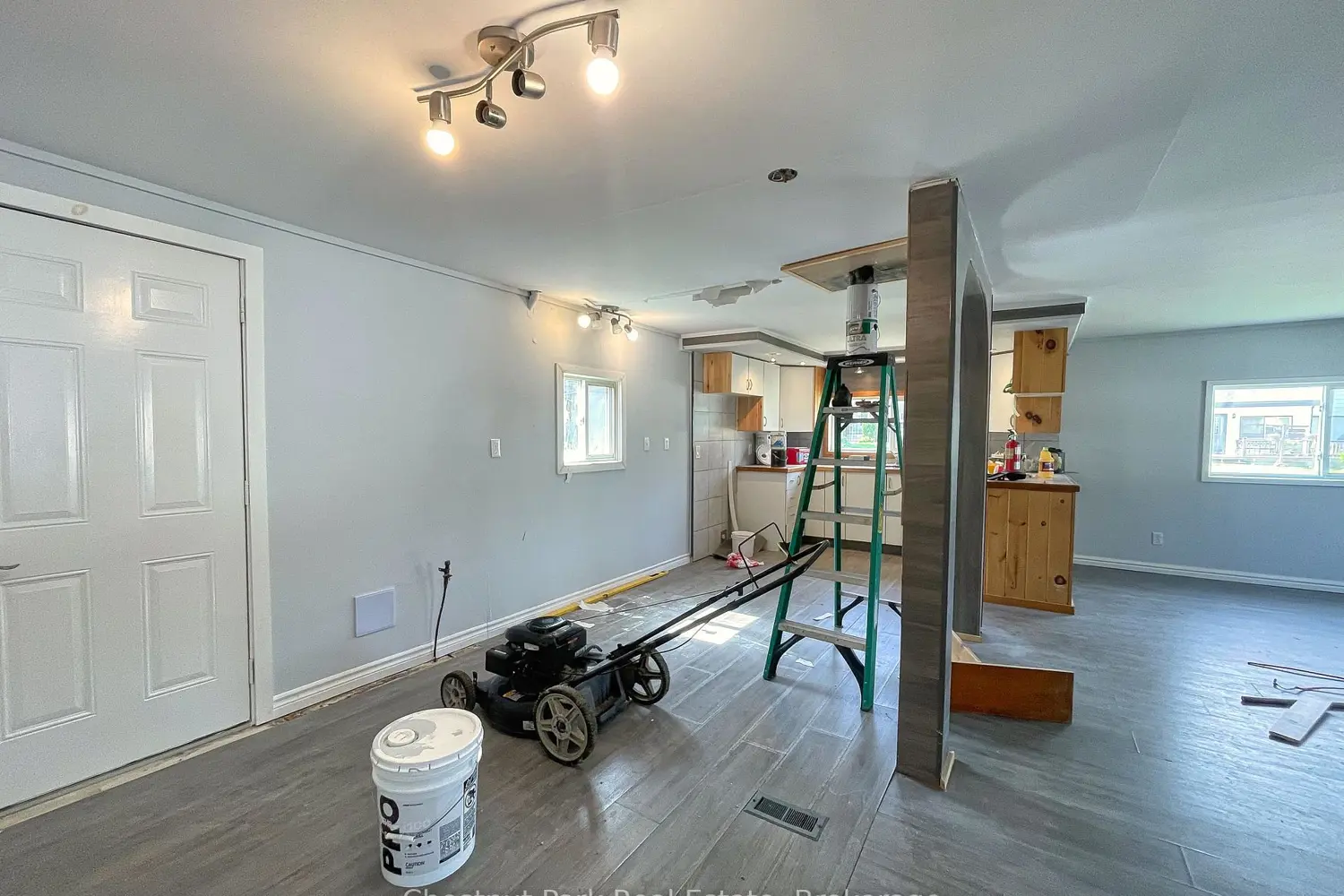 Additional image 5 of 383 Thompson Street