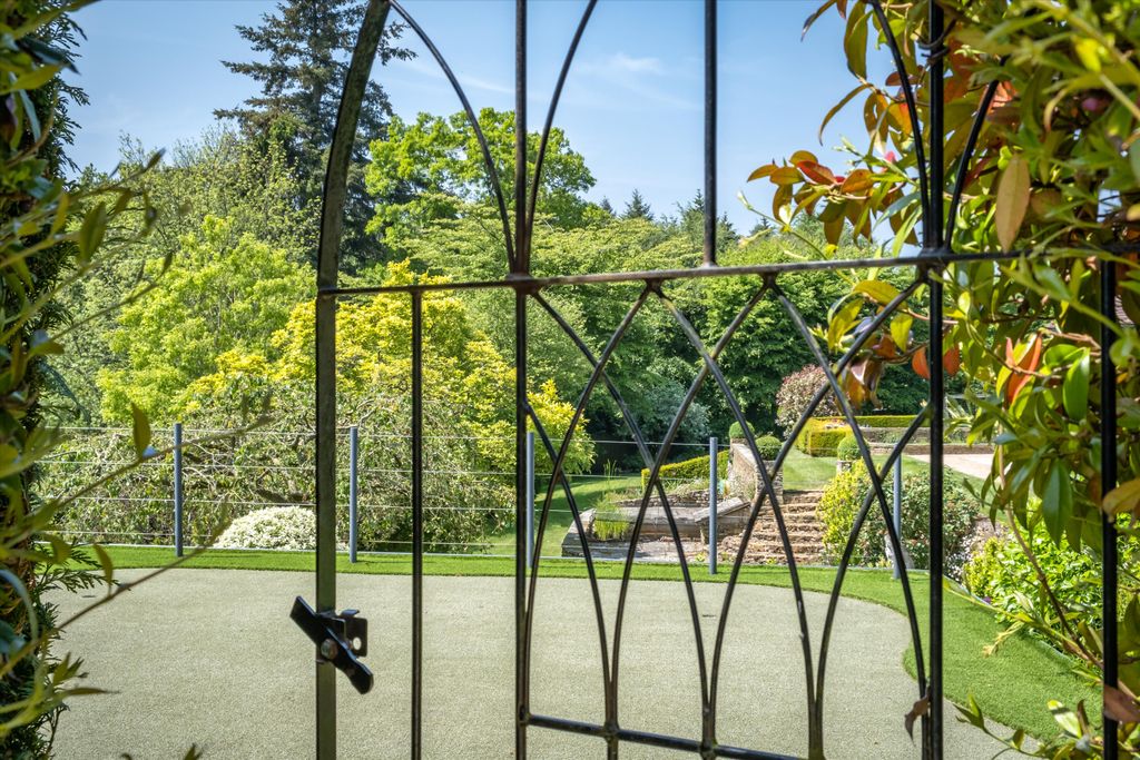 Additional image 23 of 6 bed detached house to rentHalfpenny Lane, Guildford, Surrey GU4