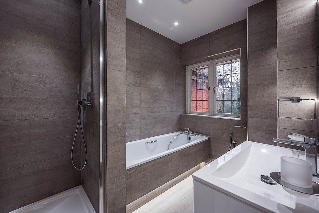 Additional image 16 of 6 bed detached house to rentDukes Kiln Drive, Gerrards Cross SL9