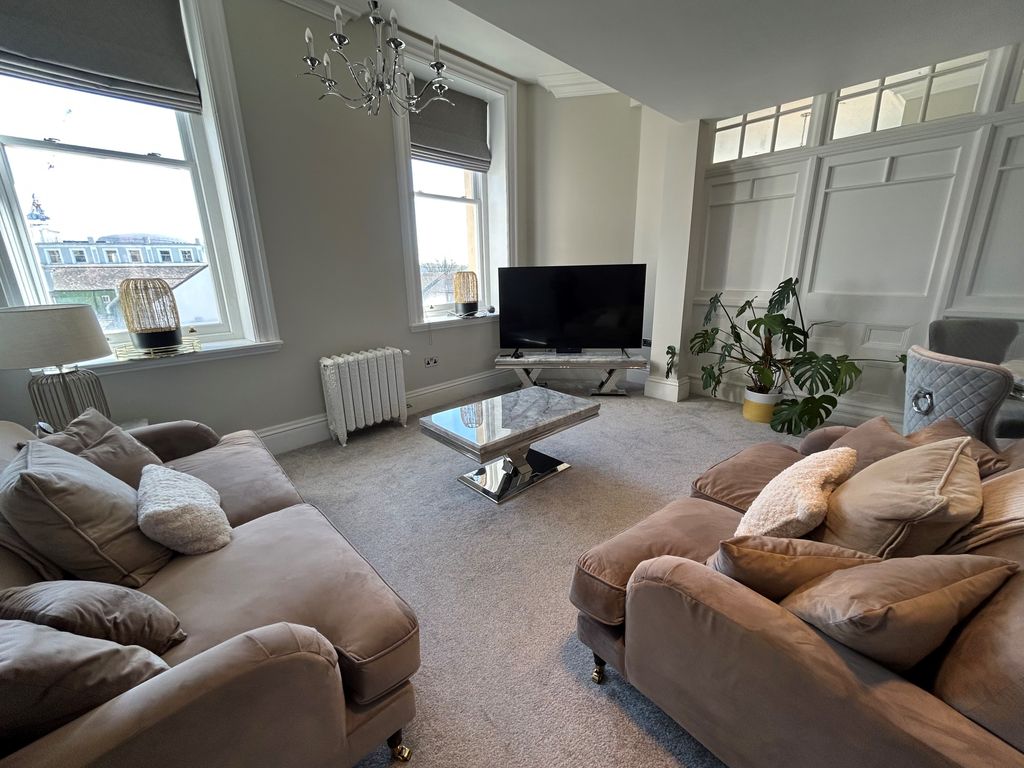 2 bed flat to rentMount Stuart Square, Cardiff CF10 photo 3