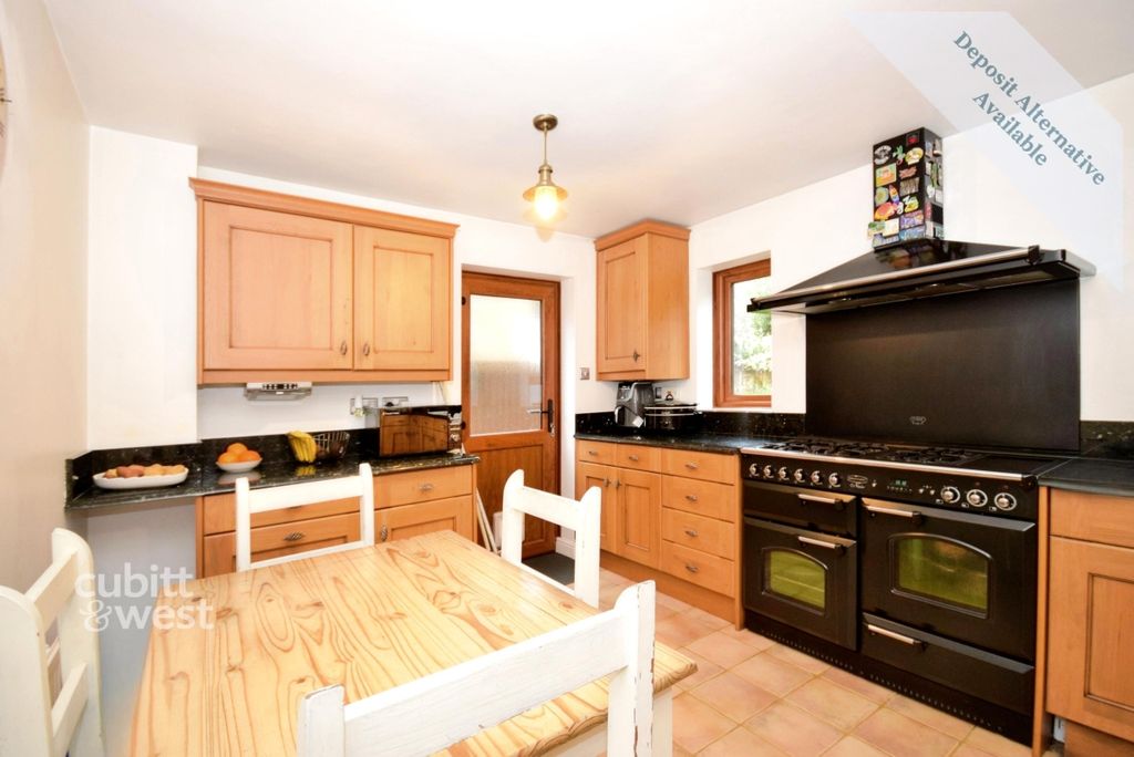 Additional image 8 of 6 bed detached house to rentCrawley Lane, Crawley RH10