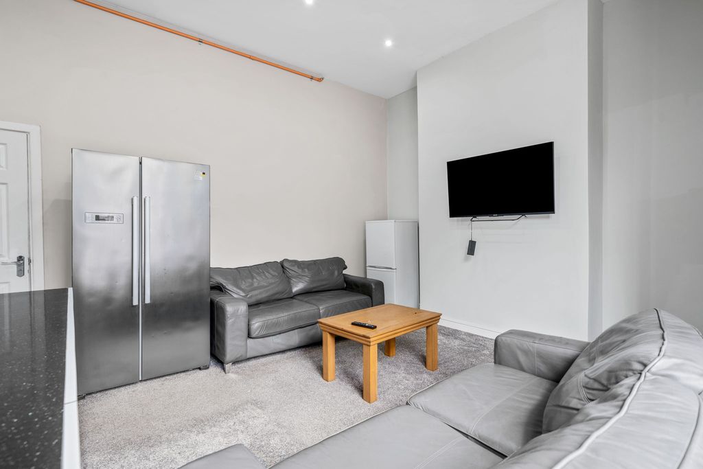 7 bed shared accommodation to rentWalter Road, Swansea SA1 photo 5