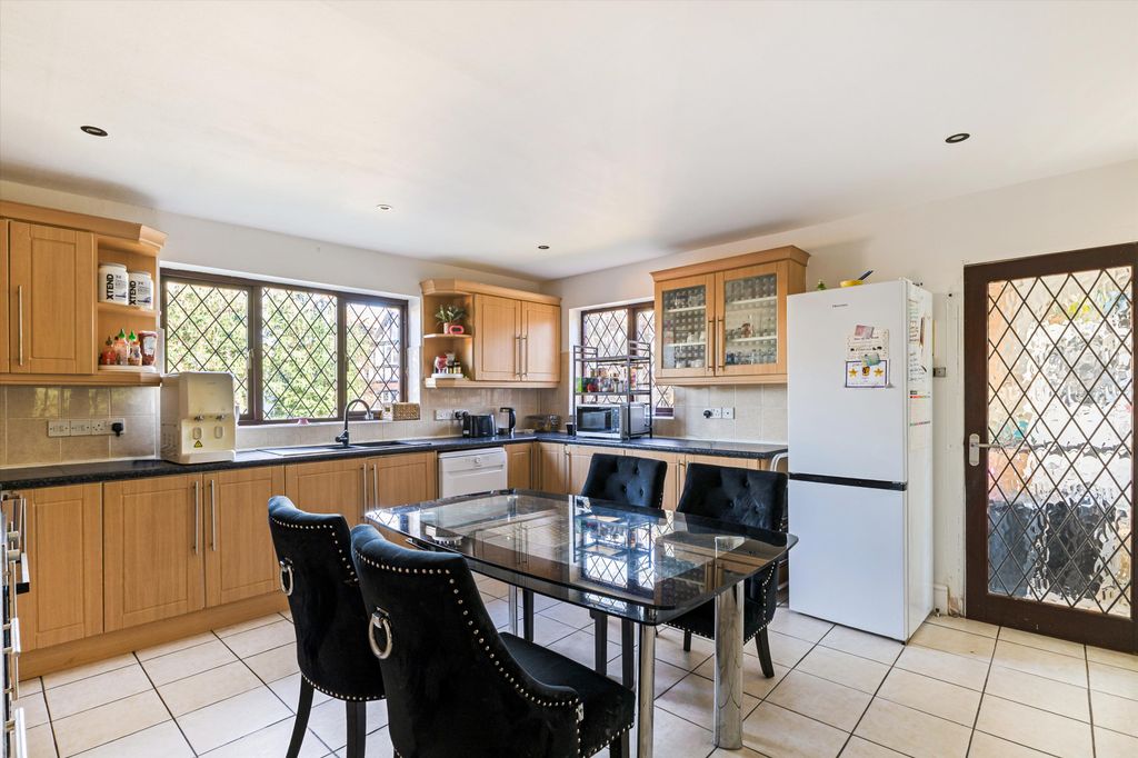 Additional image 4 of 5 bed detached house to rentLowlands, Fishery Road, Maidenhead, Berkshire SL6