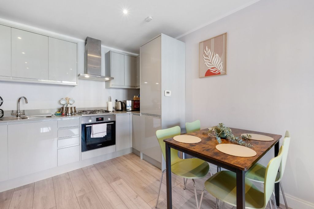 Additional image 3 of 2 bed flat to rentFlat, West Wycombe Road, High Wycombe HP12