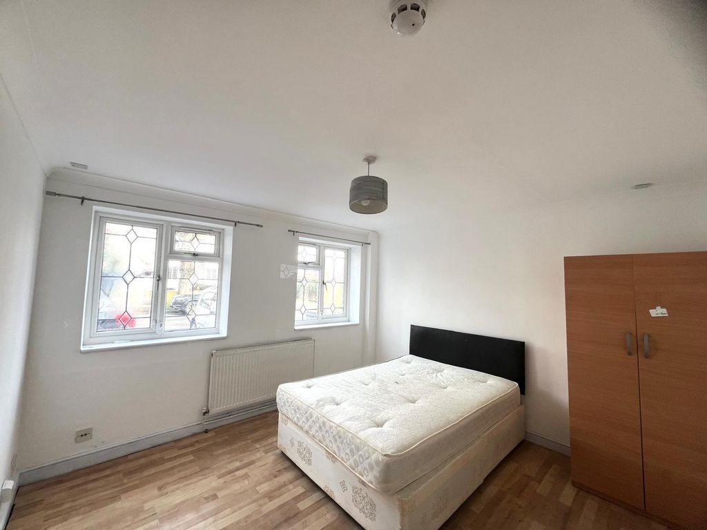 Additional image 14 of 10 bed detached house to rentSomerset Way, Iver SL0