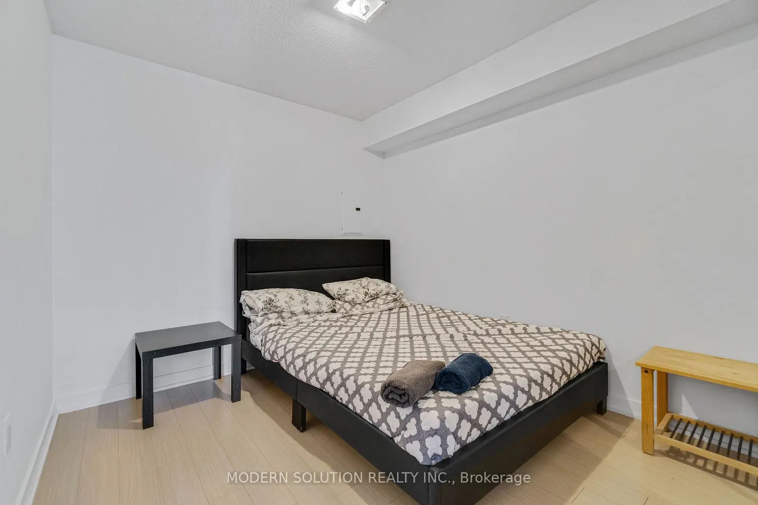 Additional image 9 of 10 Capreol Court 925