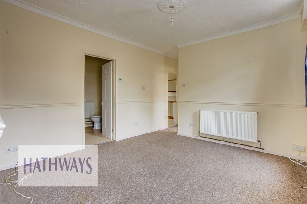 1 bed flat to rentTwo Locks Road, Two Locks NP44 photo 2