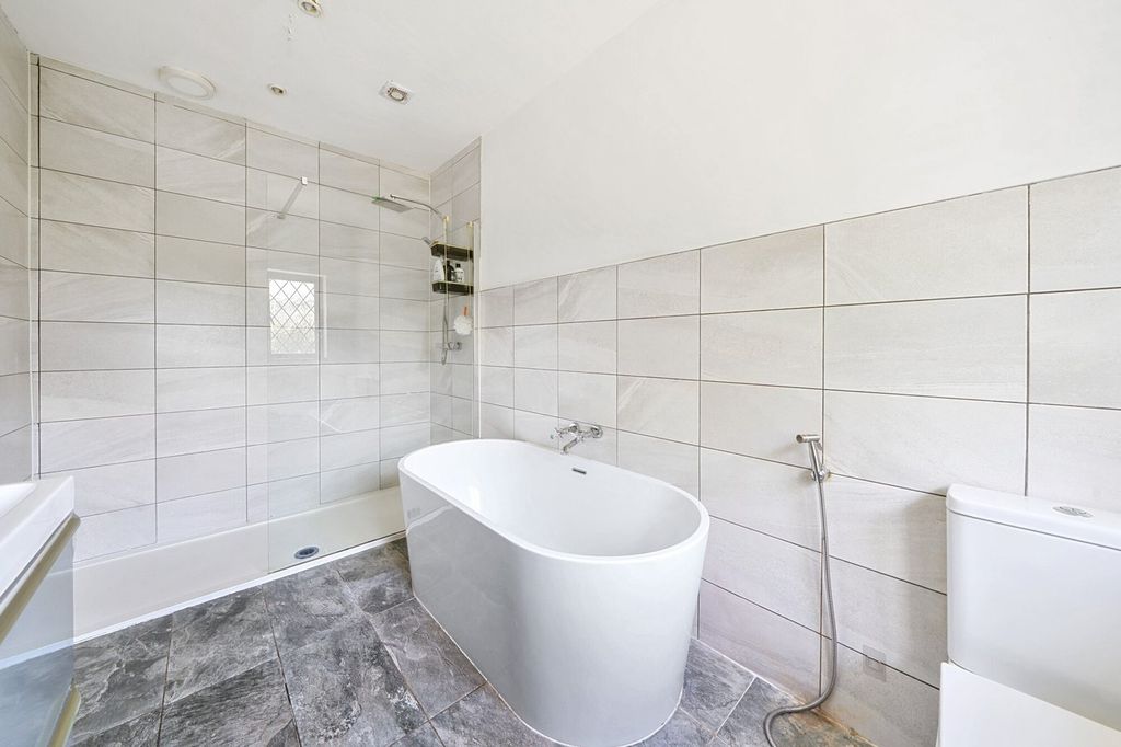 Additional image 3 of 5 bed detached house to rentFishery Road, Maidenhead SL6