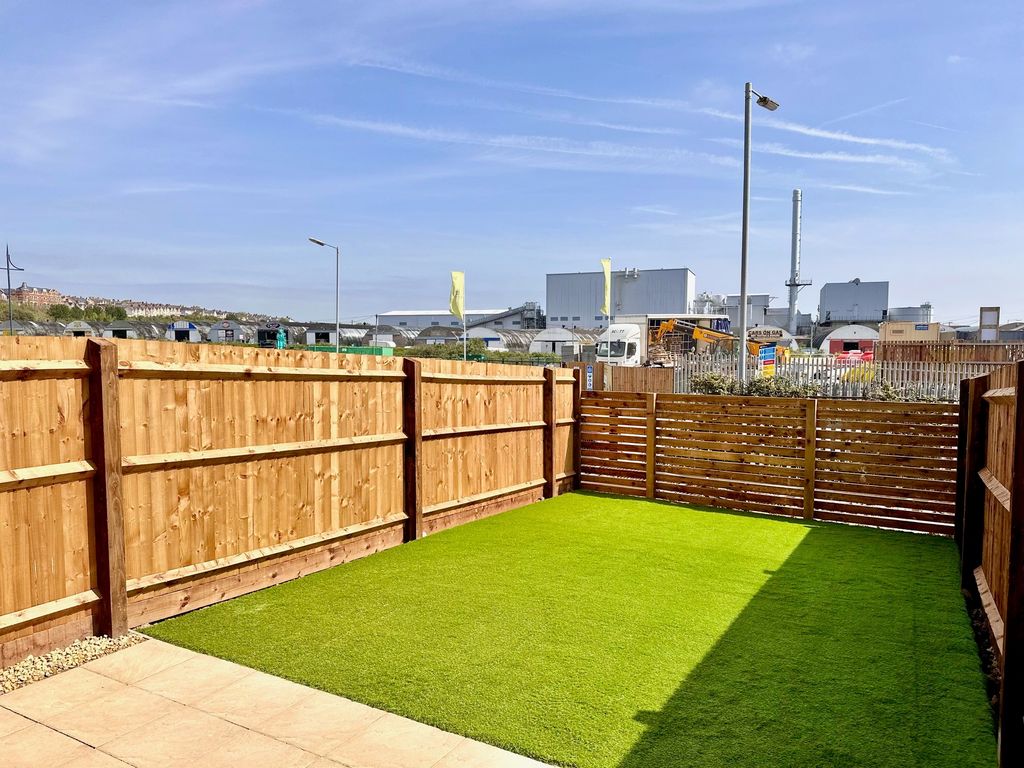 Additional image 21 of 4 bed property to rentFfordd Darwin, Barry CF63