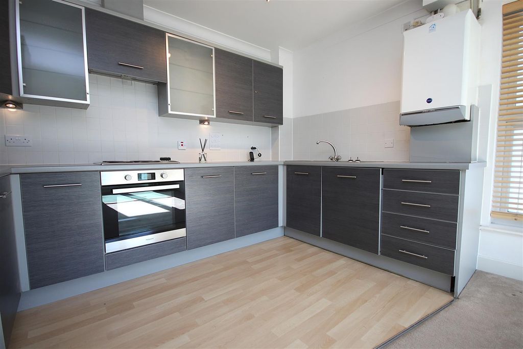 Additional image 3 of 2 bed flat to rentHighbury Drive, Leatherhead KT22