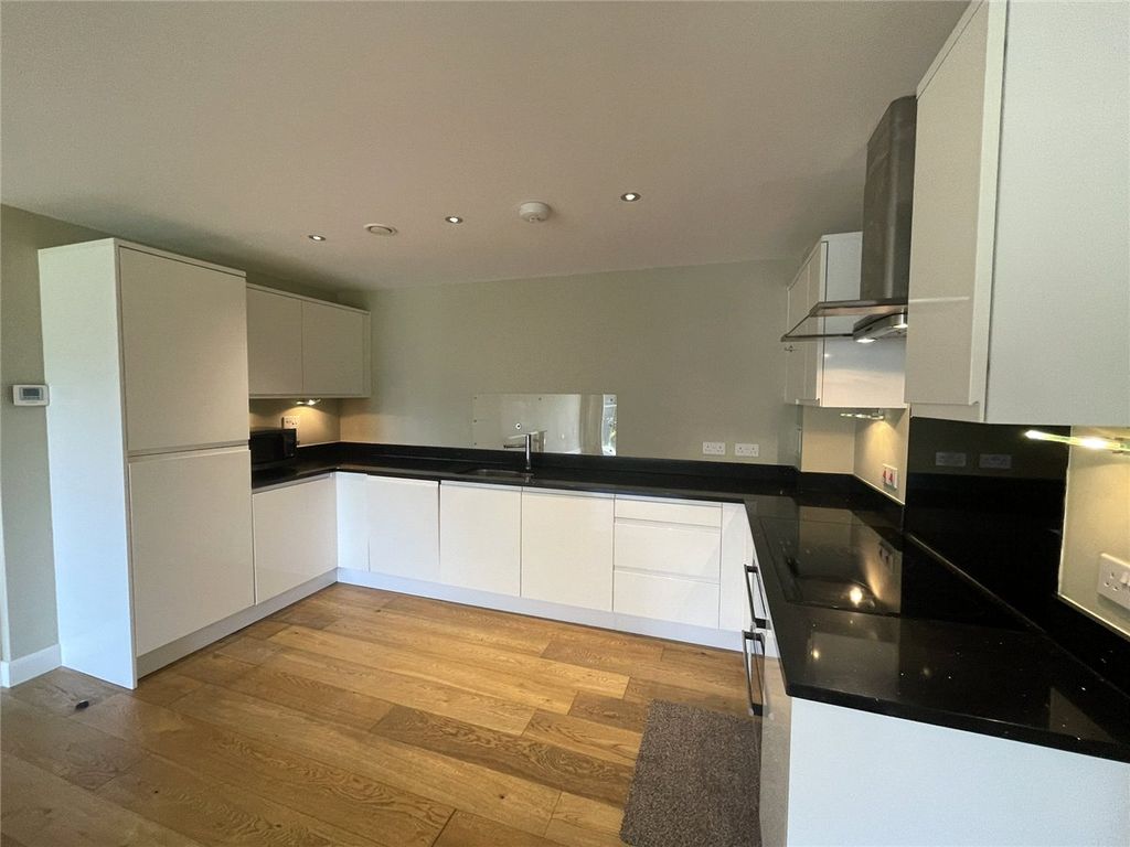 Additional image 2 of 2 bed flat to rentRacecourse Road, Newbury, Berkshire RG14