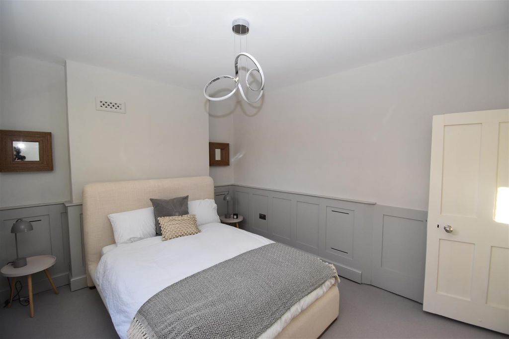Additional image 12 of 2 bed flat to rentClarendon Crescent, Leamington Spa CV32