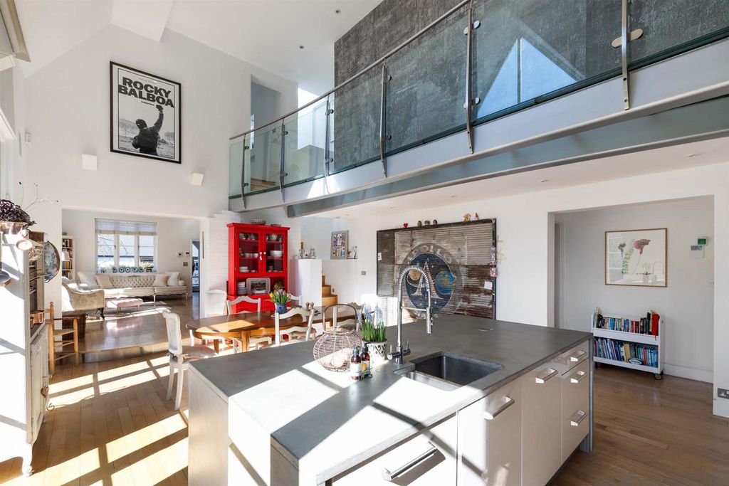 5 bed property to rentBishopsgate Road, Englefield Green TW20 photo 2