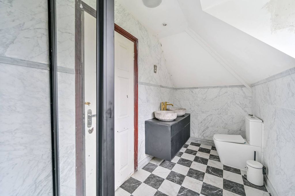 Additional image 14 of 5 bed detached house to rentThe Fisheries, Bray, Maidenhead SL6