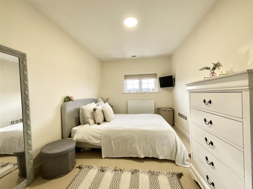 2 bed flat to rentLong Down Avenue, Bristol BS16 photo 4