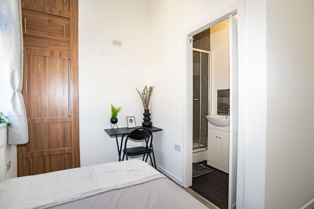Additional image 2 of 4 bed semi-detached house to rentChamberlain Street, Stoke-On-Trent ST1