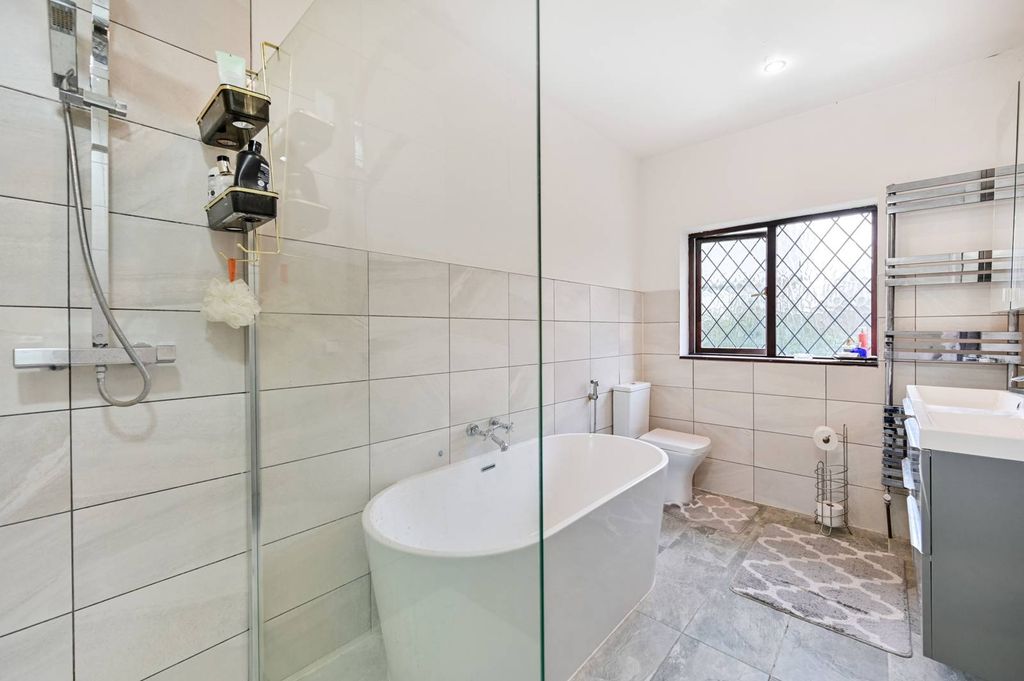 Additional image 8 of 5 bed detached house to rentThe Fisheries, Bray, Maidenhead SL6