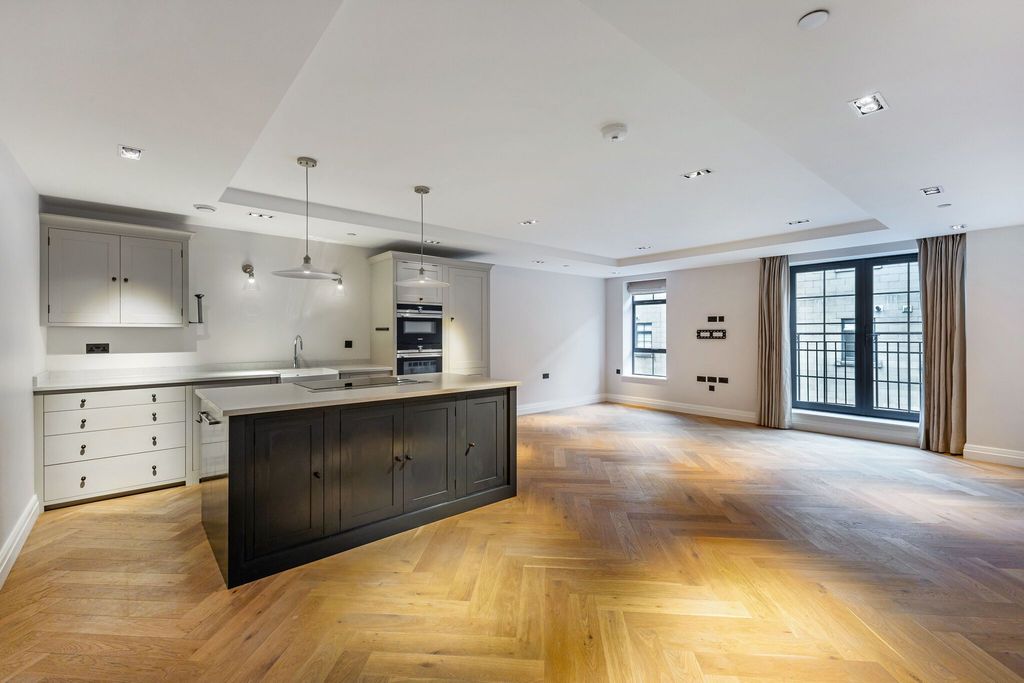 3 bed flat to rentFlat, The Tramshed, Beehive Yard, Bath BA1 photo 3