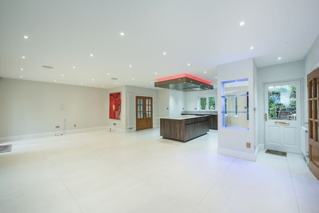 Additional image 3 of 6 bed detached house to rentDukes Kiln Drive, Gerrards Cross SL9