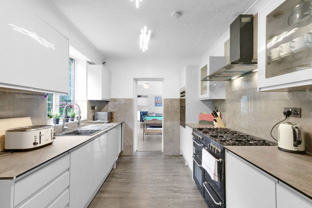 Additional image 2 of 5 bed detached house to rentMarlow Hill, High Wycombe HP11