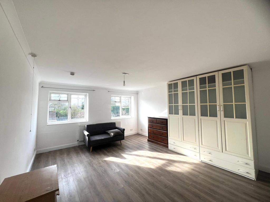 Additional image 17 of 10 bed detached house to rentSomerset Way, Iver SL0