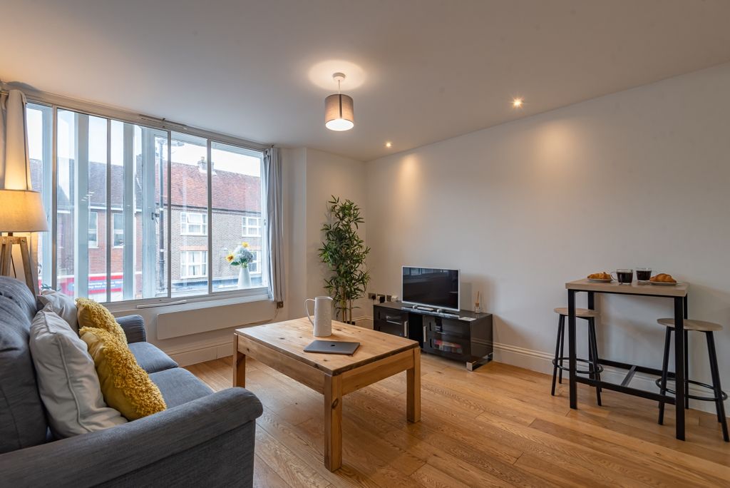Additional image 2 of 2 bed flat to rentBear Lane, Newbury RG14