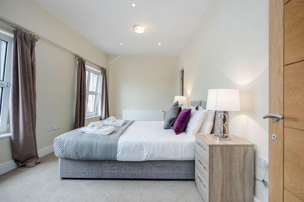 Additional image 2 of 2 bed flat to rentQueen Street, Maidenhead SL6