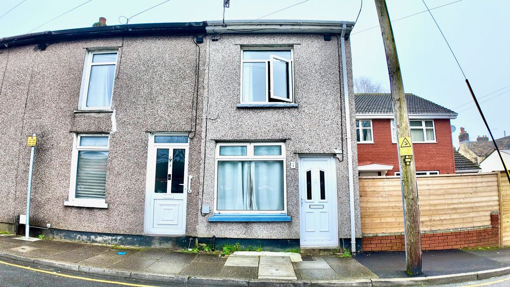 2 bed terraced house to rentBrookland Road, Risca NP11