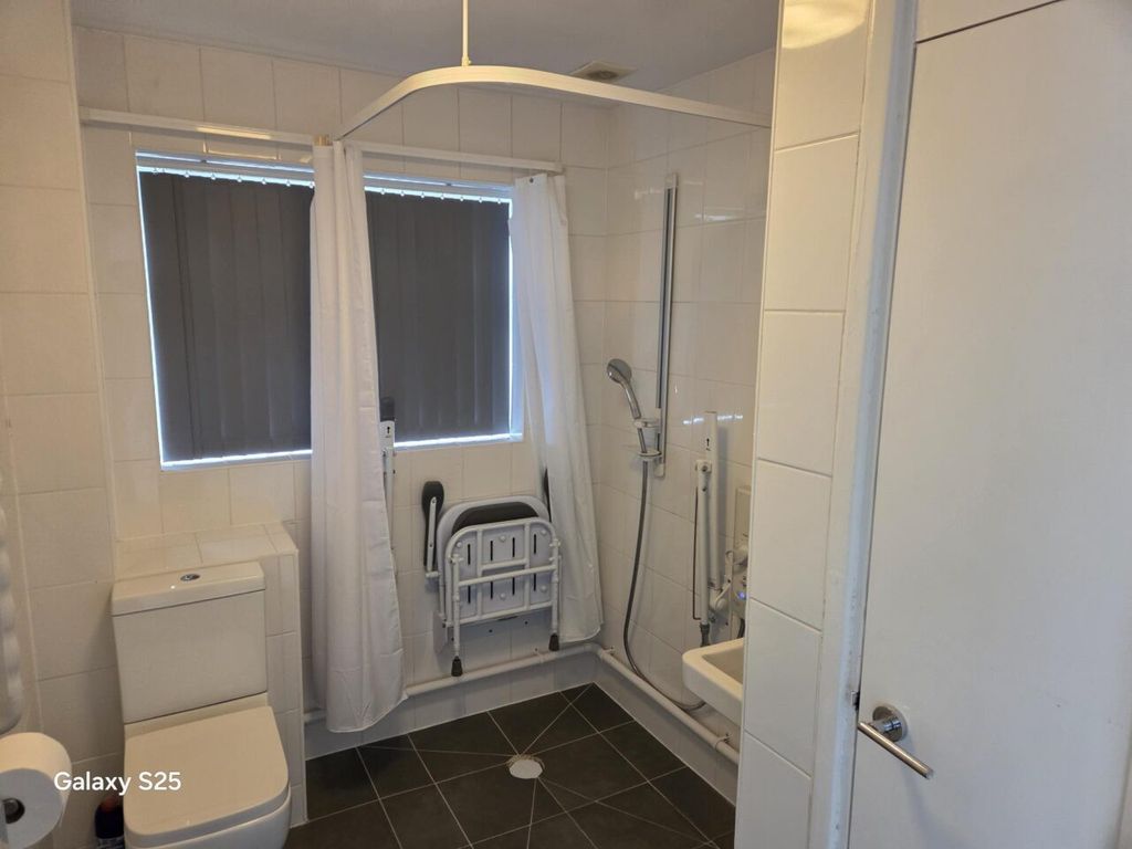 Additional image 5 of 4 bed detached house to rentFieldgate Road, Luton, Bedfordshire LU4