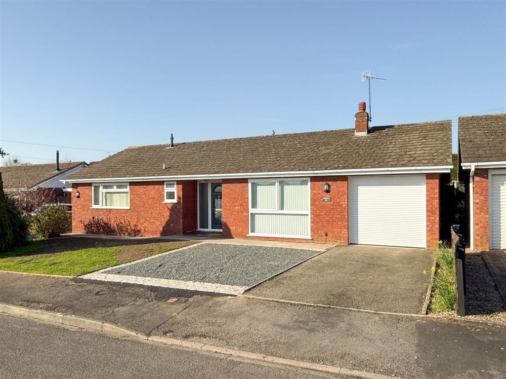 3 bed detached bungalow to rentHillview Gardens, Ryall, Upton-Upon-Severn, Worcester WR8