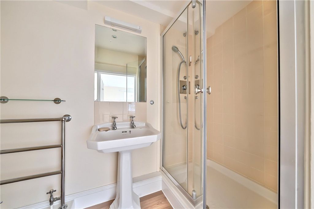 Additional image 14 of 4 bed detached house to rentThe Slade, Bucklebury, Berkshire RG7