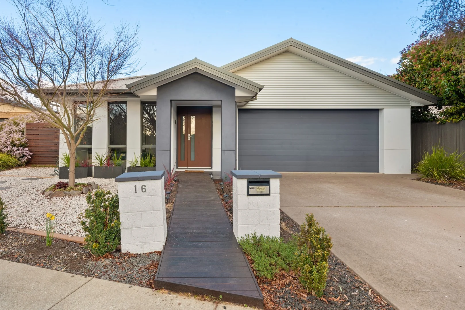 16 Denoon Street, Forde ACT 2914