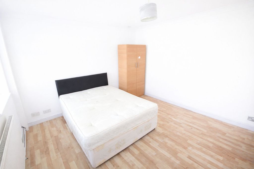 Additional image 11 of 9 bed detached house to rentSomerset Way, Iver SL0