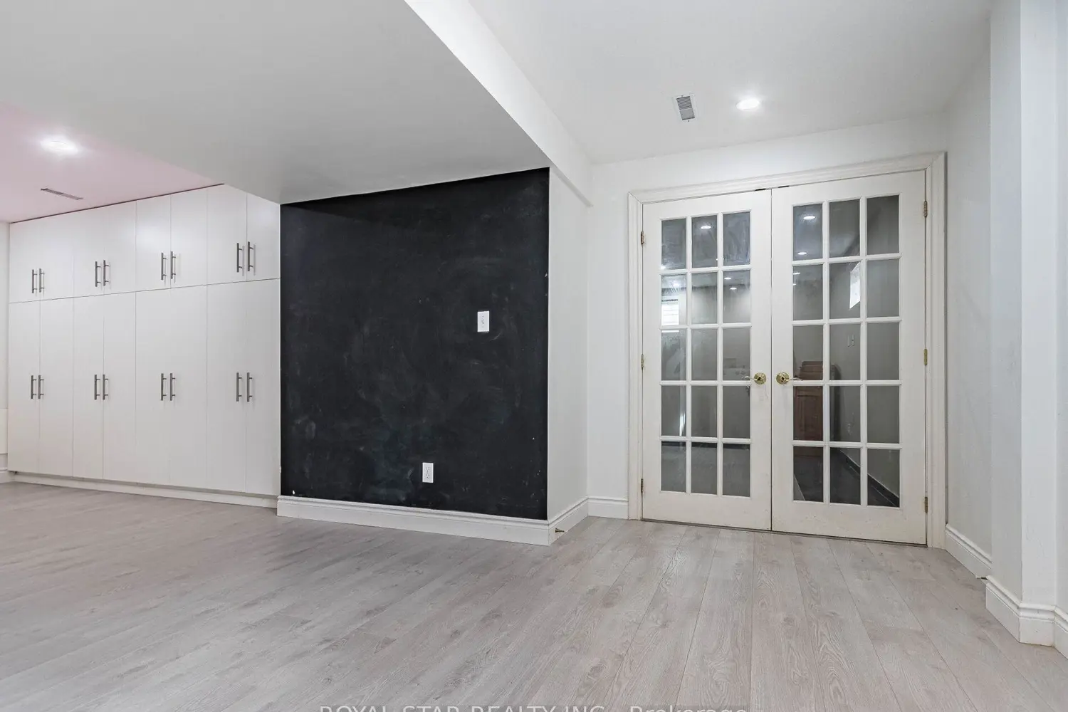 Additional image 18 of 18 Woodside Square