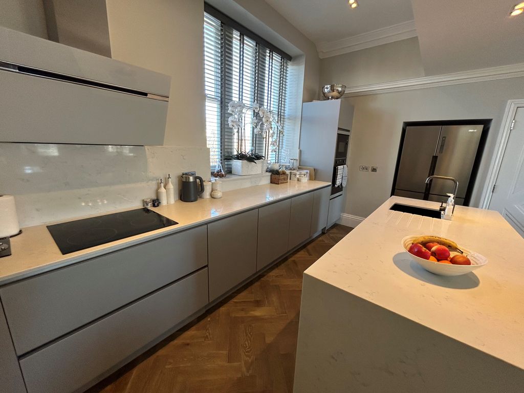 2 bed flat to rentMount Stuart Square, Cardiff CF10 photo 5