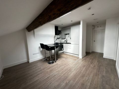 Available Now Two Bed Flat, High Street L15