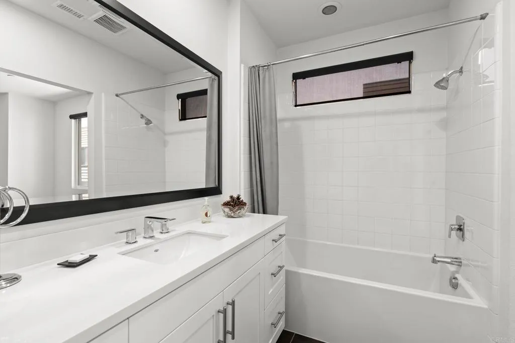 Additional image 77 of 2563 State Street, Carlsbad, CA 92008